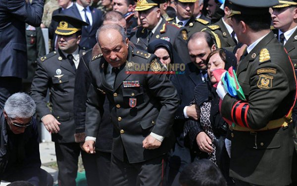 Şəhidlərin dəfnində insan seli — Fotolar