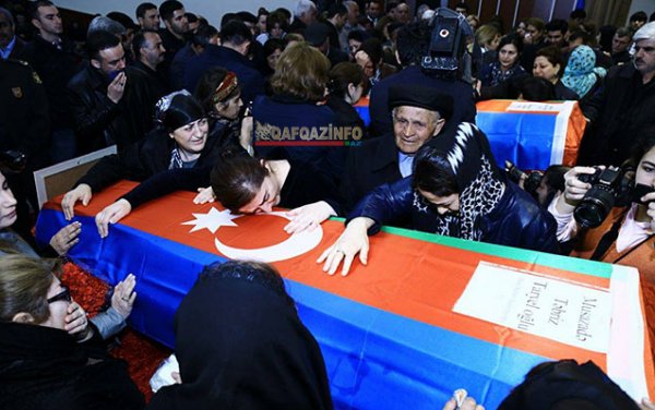 Şəhidlərin dəfnində insan seli — Fotolar