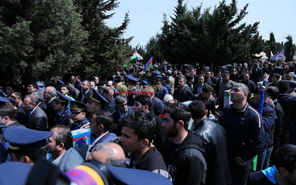 Şəhidlərin dəfnində insan seli — Fotolar