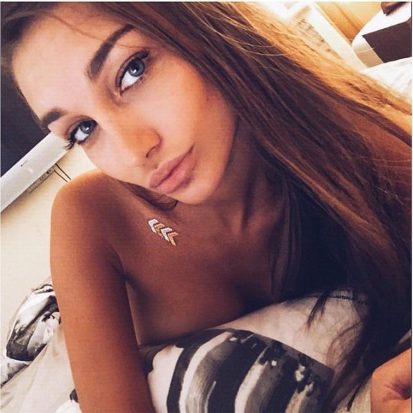 İnstagram fenomeni çılpaq rus gözəlçə (FOTO)