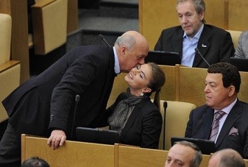 Dumada deputatlar kef edir... – Fotolar