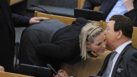 Dumada deputatlar kef edir... – Fotolar