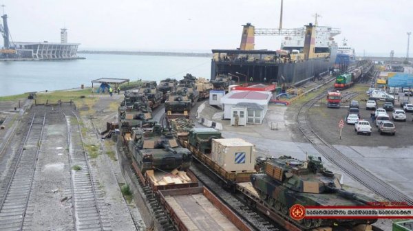 Amerikanın «Abrams» tankları Gürcüstanda - FOTOLAR