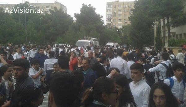Bakıda məktəb yandı: - İcra başçısı hadisə yerində (Yenilənib)
