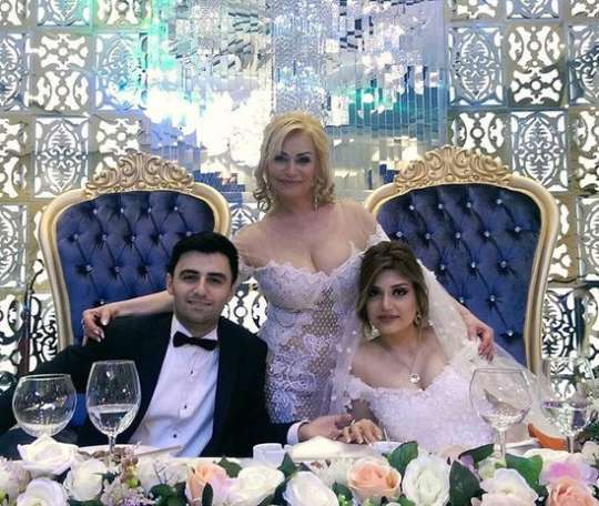 Tanınmış ifaçı oğlunun toyunda sinəsini nümayiş etdirdi - Fotolar