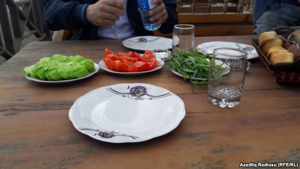 “Ağlı olan burda çimməz, bunlar üstəlik pul da verirlər”