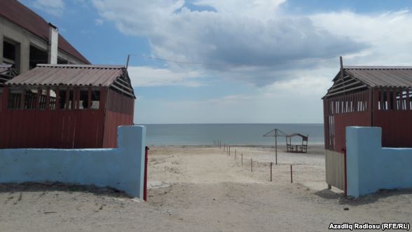 “Ağlı olan burda çimməz, bunlar üstəlik pul da verirlər”