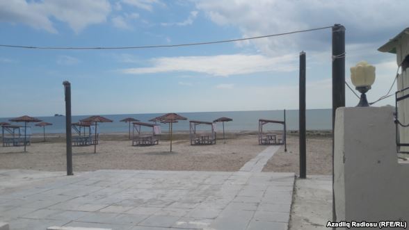 “Ağlı olan burda çimməz, bunlar üstəlik pul da verirlər”