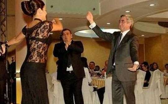 Serj Sarkisyan azərbaycanlı milyarderin restoranında Azərbaycan mahnısına oynadı