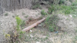 Su ayaqlar altına axır, adamlarsa suyu pulla alır