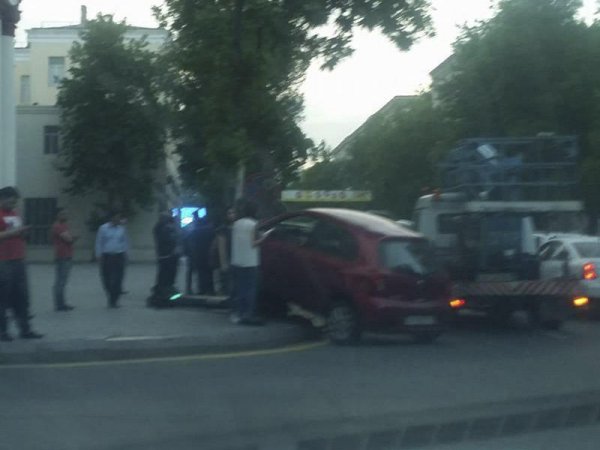 Bakıda qadın sürücü işıqforu vurub aşırdı