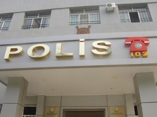 Nardaran sakini silahla polis bölməsinə gəldi