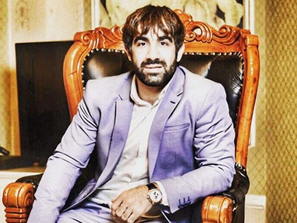 Rafael Ağayevə bahalı avtomobil hədiyyə olundu - FOTO