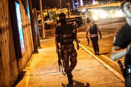 Türkiyədə qiyamçılar fövqəladə vəziyyət "elan etdilər" - FOTO