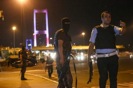 Türkiyədə qiyamçılar fövqəladə vəziyyət "elan etdilər" - FOTO
