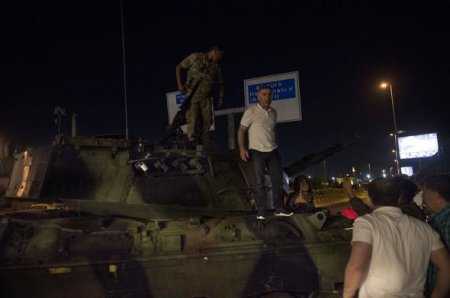 Türkiyədə qiyamçılar fövqəladə vəziyyət "elan etdilər" - FOTO