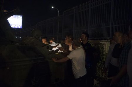 Türkiyədə qiyamçılar fövqəladə vəziyyət "elan etdilər" - FOTO