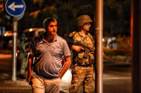 Türkiyədə qiyamçılar fövqəladə vəziyyət "elan etdilər" - FOTO