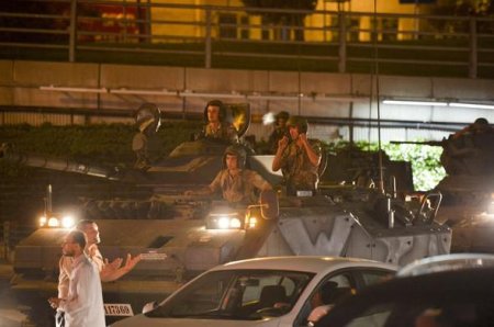 Türkiyədə qiyamçılar fövqəladə vəziyyət "elan etdilər" - FOTO