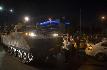 Türkiyədə qiyamçılar fövqəladə vəziyyət "elan etdilər" - FOTO