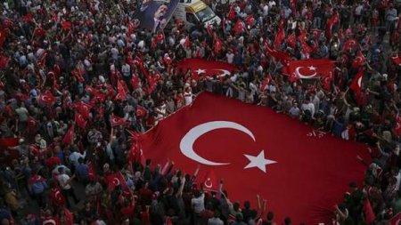 Türkiyə küçələrində insan seli - FOTO