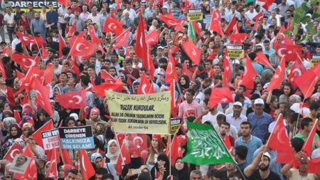Türkiyə küçələrində insan seli - FOTO