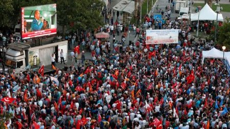 Türkiyə küçələrində insan seli - FOTO