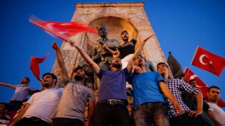 Türkiyə küçələrində insan seli - FOTO