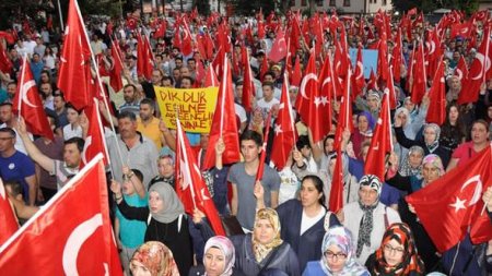 Türkiyə küçələrində insan seli - FOTO