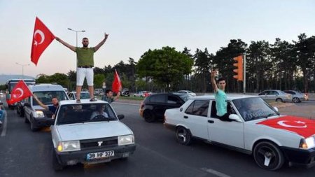 Türkiyə küçələrində insan seli - FOTO