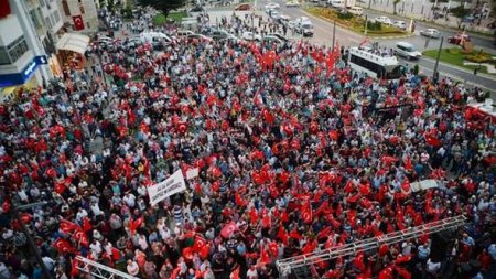 Türkiyə küçələrində insan seli - FOTO