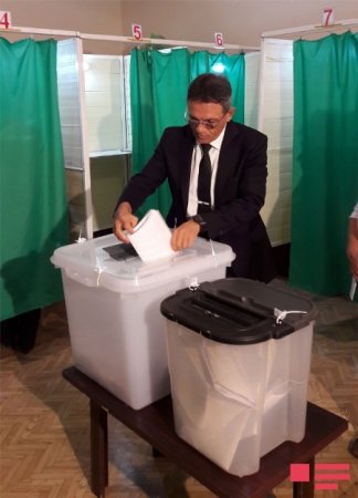 Rəsmi şəxslər referendumda səs verirlər - FOTOSESSİYA - YENİLƏNİR