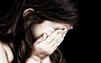 Ana 10 yaşlı qızını bir şüşə arağa satdı və təcavüzü izlədi - ŞOK...