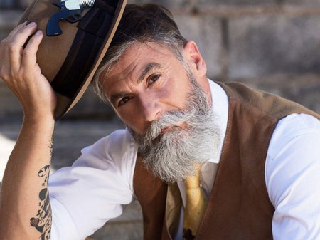 60 yaşlı kişi saqqal saxladı, model oldu - FOTO