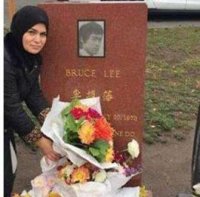Alim Qasımovun qızı Brüs Linin məzarı başında