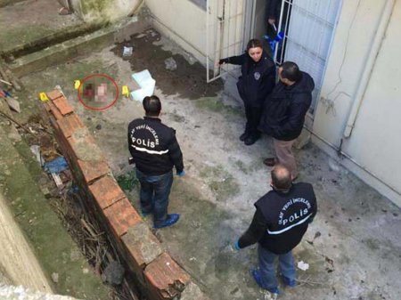 DƏHŞƏT: Qadın tualetdə doğduğu uşağını eyvandan tulladı