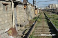 Bakının mərkəzində dəmiryolu relslərinin üstündə yaşayanlar
