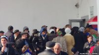 Pensiyalar verilir, uzun növbələrdir...