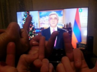 Fleşmob: "Sarkisyan üçün orta barmaq"