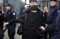 Hicablı arvadını yerə yıxan polisləri təkbaşına belə döydü (Video izlə)