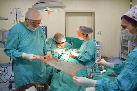 İranlı cərrahın Bakıda əməliyyat etdiyi xəstənin qarnından görün nə çıxdı – FOTO