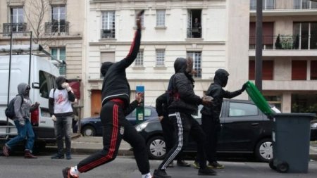 Paris etirazları: Polis tələbələrə qarşı göz yaşardıcı qazdan istifadə edib