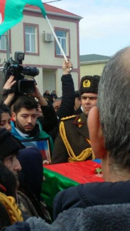 Keşlədə şəhidlə vidalaşmağa minlərlə insan gəlir – FOTOLAR