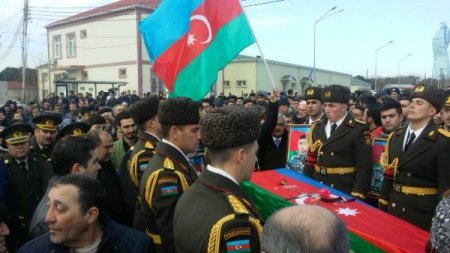 Keşlədə şəhidlə vidalaşmağa minlərlə insan gəlir – FOTOLAR
