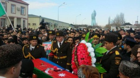 Keşlədə şəhidlə vidalaşmağa minlərlə insan gəlir – FOTOLAR