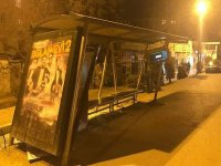 Bakıda taksofon yerindən çıxdı, avtobus dayanacağı aşdı - FOTO