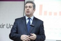 Manat “tarazlaşdı”, bəs qiymətlər niyə sabitləşmir?