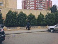 Küçənin ortasında əyilib, ərinin ayaqqabısını sildi, paltarlarını... - Bakıda çəkilən FOTO OLAY OLDU