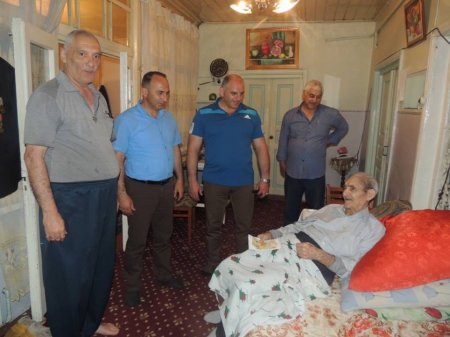 Azərbaycanlı iş adamı müharibə veteranlarının hər birinə 1000 manat pul verib