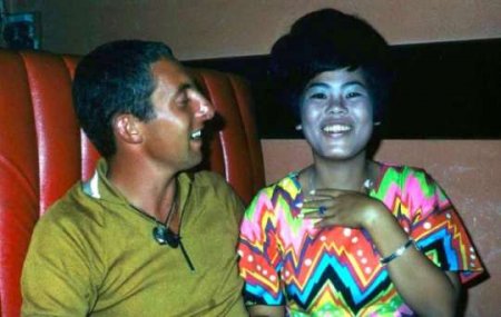 ABŞ əsgərləri işğal etdikləri torpaqlarda yaşayan qızlarla...- FOTOLAR